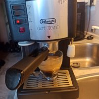 Кафемашина Делонги Тревизо с ръкохватка с крема диск, декалцирана, работи перфектно, снимка 1 - Кафемашини - 40068945