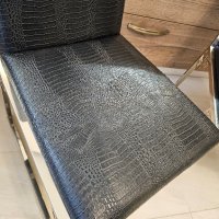 Стол с имитираща кожа от крокодил и метална конструкция , снимка 5 - Столове - 43355120