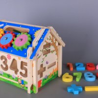 Дървена къщичка с цифри и часовник, снимка 2 - Образователни игри - 40046017