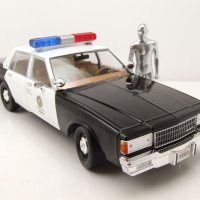 Chevrolet Caprice Metropolitan Police 1987 Terminator 2 - 1:18 на Greenlight моделът е нов в кутия, снимка 9 - Колекции - 43365849