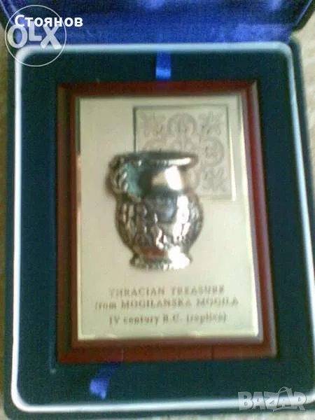 Реплика на тракийско съкровище от Могиланска могила, на дървена поставка, в кутия от син плюш!, снимка 1