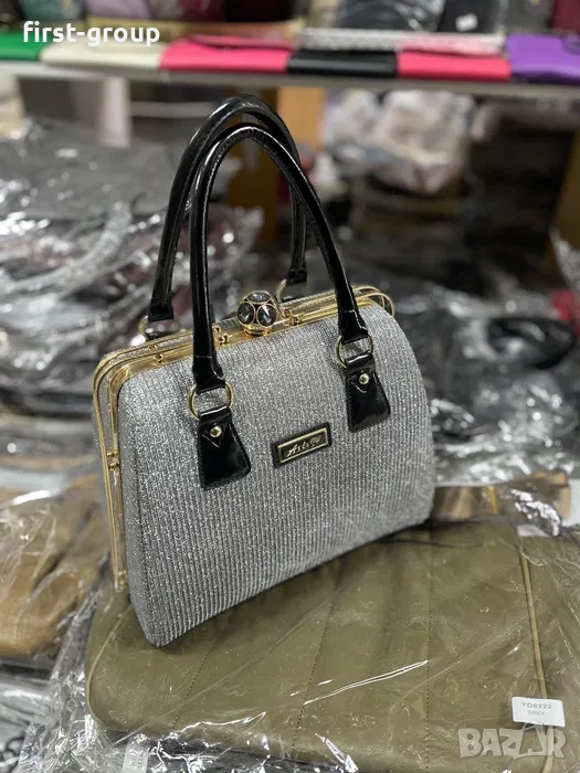 Дамска чанта с блясък, с закопчалка твърда структура – Златно бежово, снимка 1