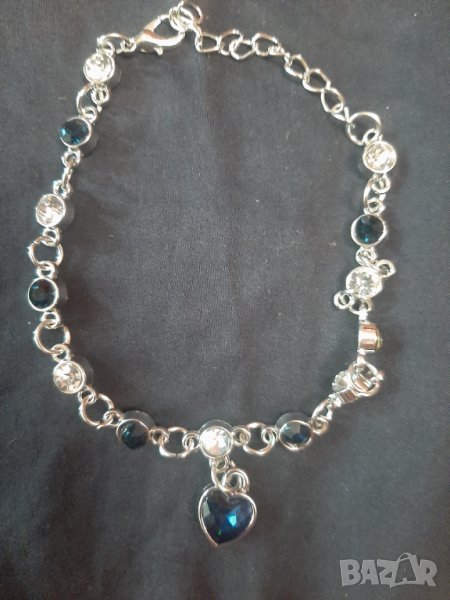 Красива посребрена гривна със блестящи камъчета сърце, снимка 1