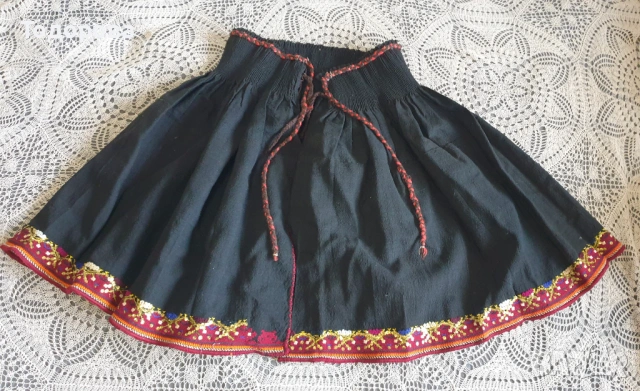 Автентична кърлянка от Хърцойска носия