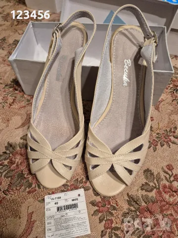 Нови бели сандали на ток