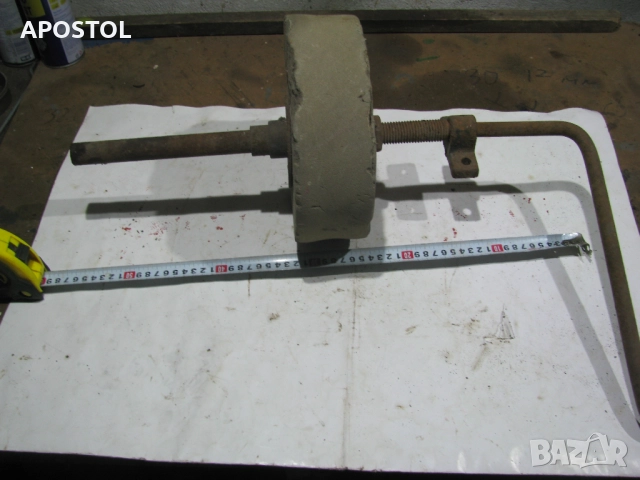 Старинно каменно точило от дялан камък