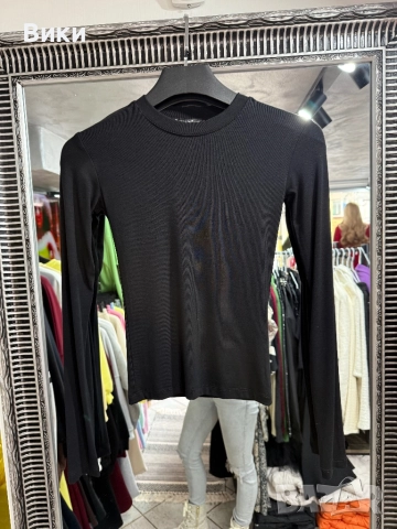 Черна блуза налична в размер S, M u L
