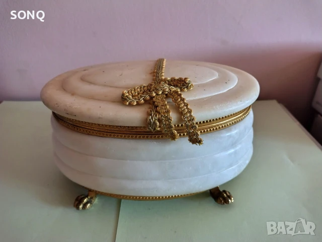 Невероятно Красива Кутия За Бижута От алабастър Със Позлата