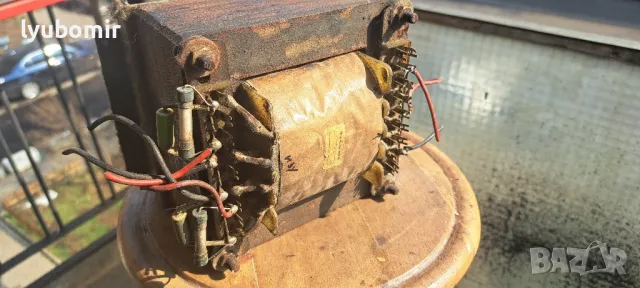 Трансформатори и радиатори с транзистори.