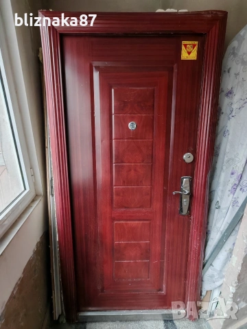 Входна врата с прагове и ключове за апартамент 
