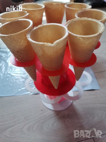 цветна Пластмасова стойка поставка стелаж с 8 дупки за фунийки сладолед сладоледи, снимка 2 - Други - 33332154