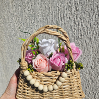 Ръчно плетени кашпи , аранжирани със сапунени рози, снимка 7 - Декорация за дома - 44910875