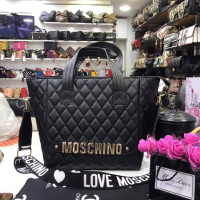 Черна чанта Moschino  код SG144, снимка 1 - Чанти - 36454587