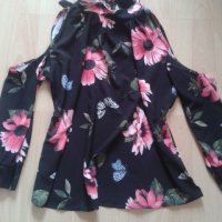 Блуза в черно с цветя и цепки на рамената размер М-Л, снимка 2 - Корсети, бюстиета, топове - 28425443