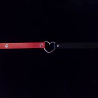 Кожен чокър със сърце в черен и червен цвят, снимка 2 - Колиета, медальони, синджири - 35125074