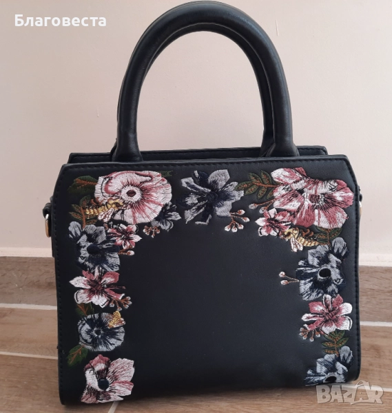 Дамска чанта с декорация, снимка 1