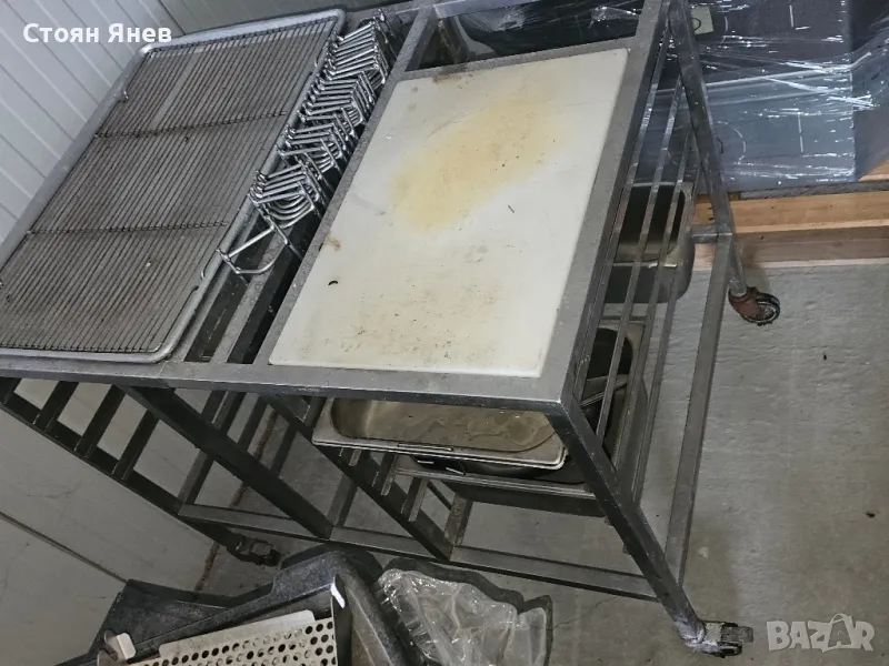 Неръждаема маса на колела със шишове за потготовка за пиле на грил, снимка 1