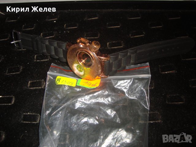 ВИНТИДЖ ЕФЕКТЕН КВАРЦОВ ВНУШИТЕЛЕН ПОЗЛАТЕН ЧАСОВНИК СИЛИКОНОВА КАИШКА МНОГО ФЕШЪН МОДЕЛ 81308, снимка 4 - Мъжки - 32912271