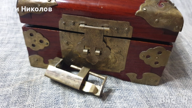 Красива бижутиера от екзотична дървесина и богат бронзов обков, снимка 6 - Антикварни и старинни предмети - 52423760