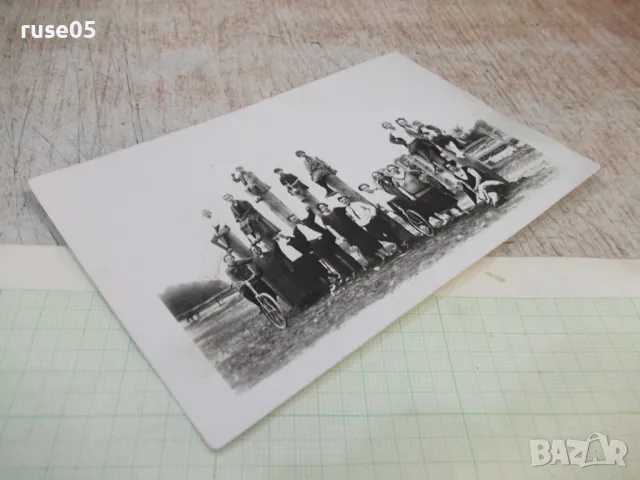 Снимка стара на група младежи с два велосипеда, снимка 3 - Колекции - 47910085