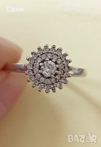 Сребърен пръстен с бели камъчета