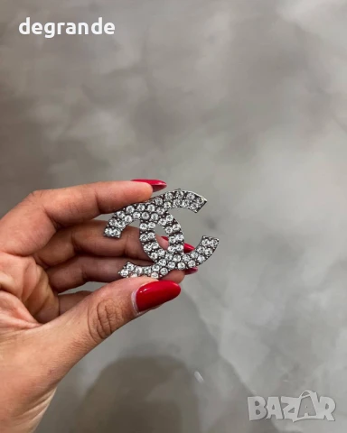 Брошка с камъчета 