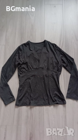 Черна елегантна блуза с деколте и бляскави елементи размер Л, снимка 6 - Корсети, бюстиета, топове - 51947026