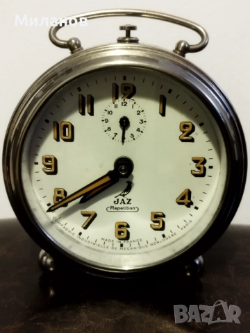 Стар механичен будилник, настолен часовник