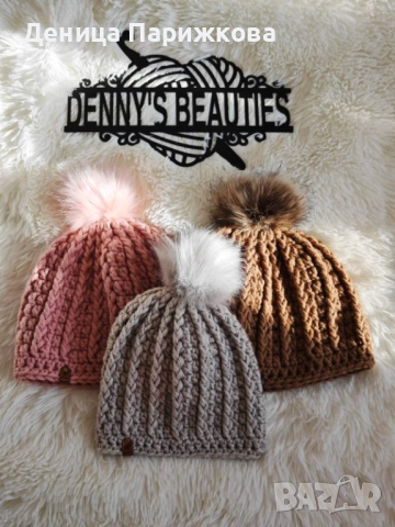 Ръчно плетена шапка „Даниела“ с  релефна плетка и подвижен пухкав помпон, снимка 5 - Шапки - 52623227