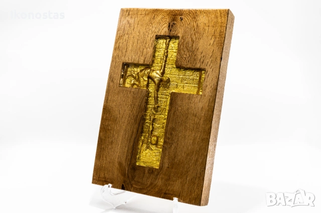 Релефен дървен кръст в смола от дъб с позлатен инкрустиран кръст, снимка 3 - Икони - 53225017