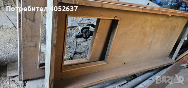 Продавам изгодно 1 врата (пресован картон) + бонус 2 дървени дограми