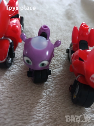 Tomy Ricky Zoom екшън фигурка червен мотоциклет и лилав мотоциклет, снимка 3 - Коли, камиони, мотори, писти - 53446383