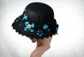 ⚜️ Черна дамска шапка филц с цветя и пеперуди №3090, снимка 4