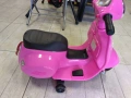 Акумулаторен мотор Vespa GTS Sport розов, снимка 1