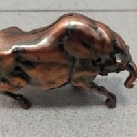 Метална запалка с форма на бик, снимка 2 - Антикварни и старинни предмети - 32614595