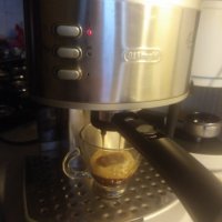 Кафе машина Делонги с ръкохватка с крема диск, работи отлично и прави хубаво кафе с каймак , снимка 1 - Кафемашини - 34900822
