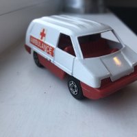 Метална количка Corgi AMBULANCE R511 в мащаб 1:55, снимка 2 - Колекции - 39835816