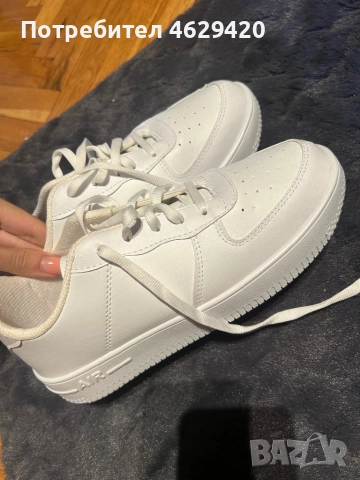 Чисто бели обувки 