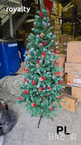 Коледна елха с червени плодчета и шишарки – ED-KLDE2025