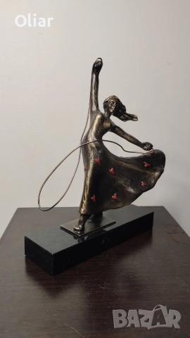 Много красива и различна статуетка Танцуваща жена. 