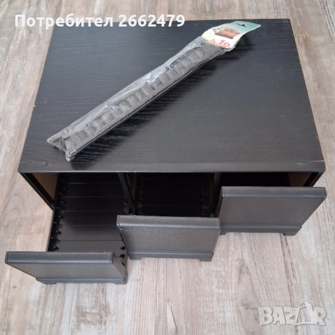 Продавам етежерка за CD. 