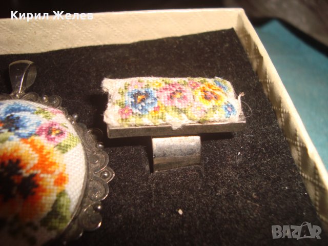 СТАРИ ПОСРЕБРЕНИ АРТ ДЕКО МЕДАЛЬОН и ПРЪСТЕН с РЪЧНА БРОДЕРИЯ в КУТИЙКА ВИНТИДЖ РЕТРО БИЖУТА 22415, снимка 8 - Бижутерийни комплекти - 35574355