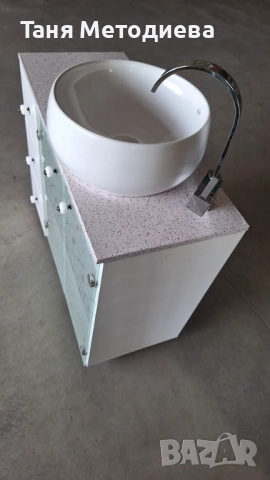 Бял шкаф от ПВЦ за баня с модерна мивка тип купа, луксозна батерия, нови панти и дръжки, снимка 5 - Мивки - 52774700