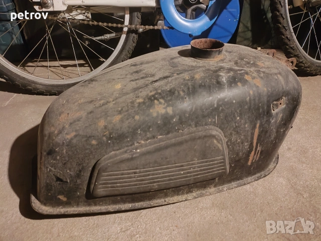 Ретро мотоциклетен резервоар.