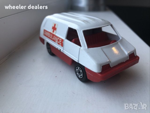 Метална количка Corgi AMBULANCE R511 в мащаб 1:55, снимка 2 - Колекции - 39835816