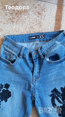 Дънки с бродерия, снимка 3 - Дънки - 53050848