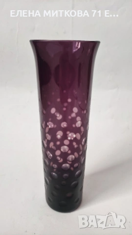 Ваза от цветен кристал в преливащо лилаво