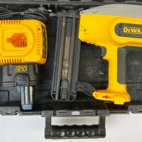 Акумулаторен пистолет за пирони DeWalt DC602 12V 2.0Ah, снимка 1 - Други инструменти - 29719984