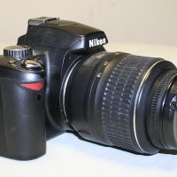 Фотоапарат Nikon D60 с обектив Nikkor AF-S 18-55 VR, снимка 3 - Фотоапарати - 42958405