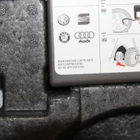 Долна кора багажаник VW Touran компресор пяна за гуми стиропор резервна гума авариен комплект, снимка 5 - Аксесоари и консумативи - 44061518